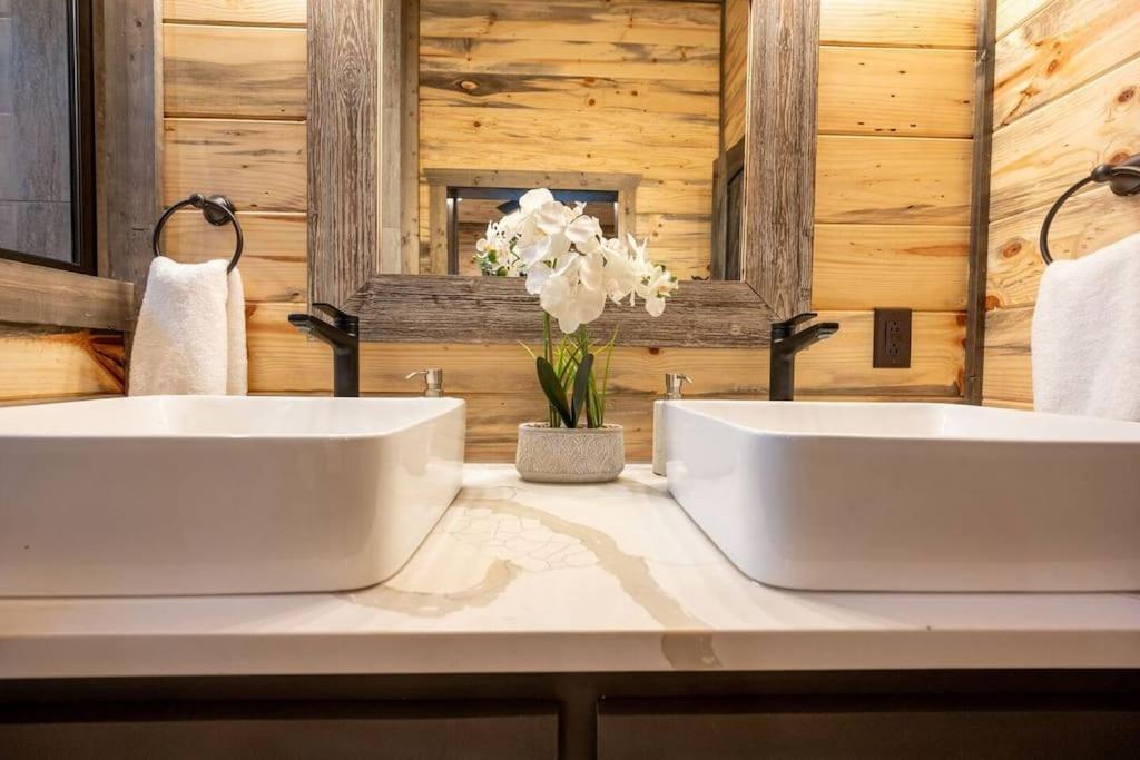 The Blaylock Cabin, 2 King, Hot Tub, Pet Friendly! Broken Bow Exteriör bild
